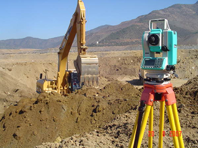 Estación total con excavadora